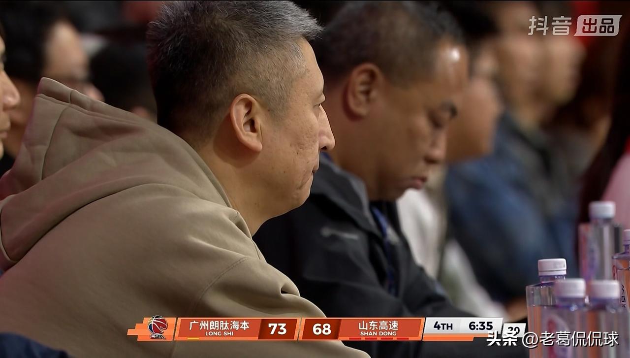 中国男篮主帅郭士强真是太担忧郭艾伦了！在今天进行的广州朗肽海本和山东高速的焦点战