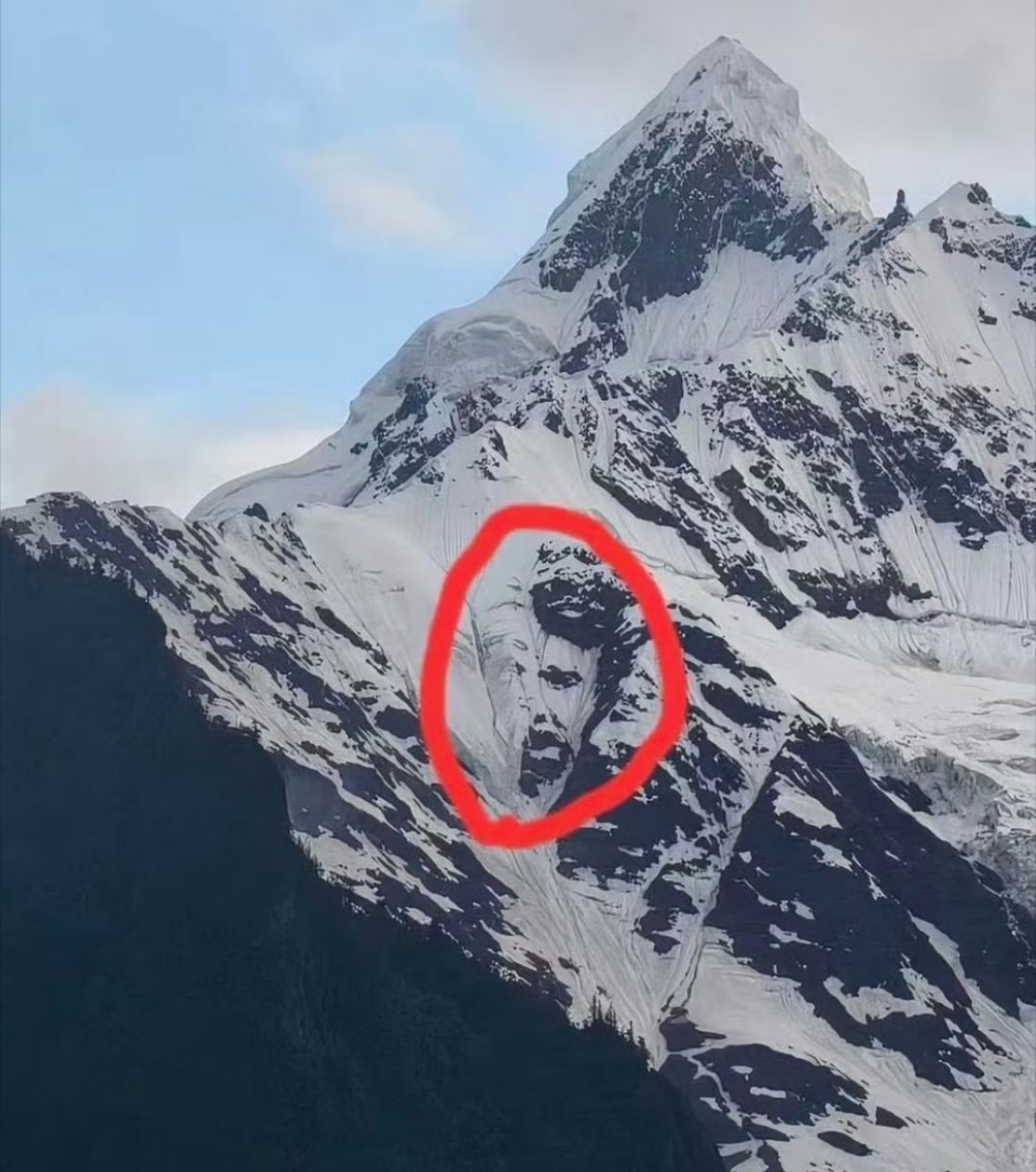 梅里雪山惊现佛得角门将哈哈，想像力太丰富了！亦像佛得角门将一样非常有创造力 