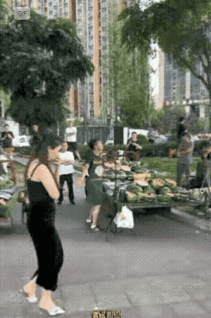 丐帮只要不谋逆，挣多挣少没人会搭理它的，历朝历代都如此。

傻子看疯子还要付钱，