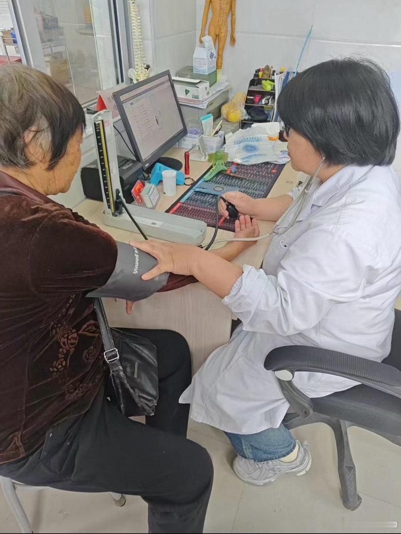台州医生多年扎根乡土成为村民健康守门人她以实干践行医者使命，用温情收获群众信赖，