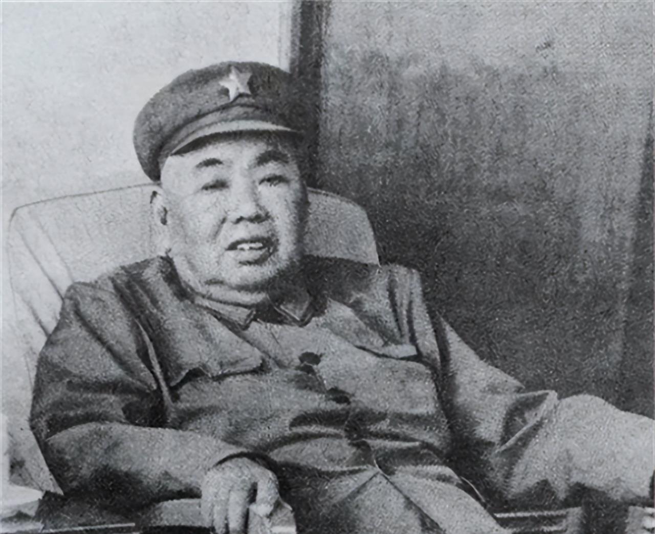 1958年，彭老总到兰州军区视察，吃饭时，他发现了一个干部很眼熟，便放下手中的筷