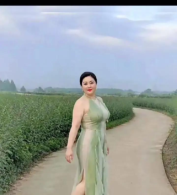 哇！瞧见一位身形丰腴的女子在田埂间蓦然回首一笑，天呐，真有种杨贵妃亲临眼前的错觉