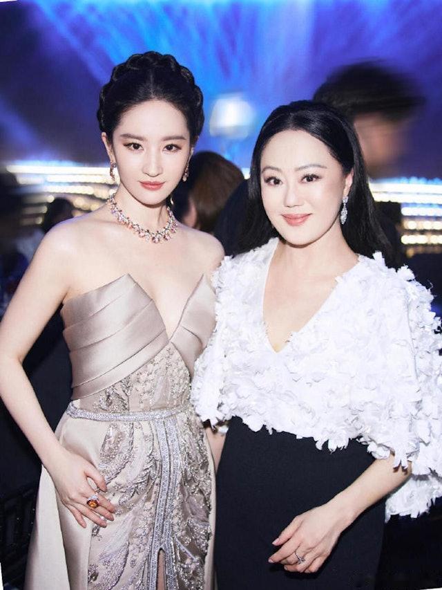 内地剧集《玫瑰的故事》大获好评，网民大赞女主角刘亦菲演出十分出色，亦令她再度人气