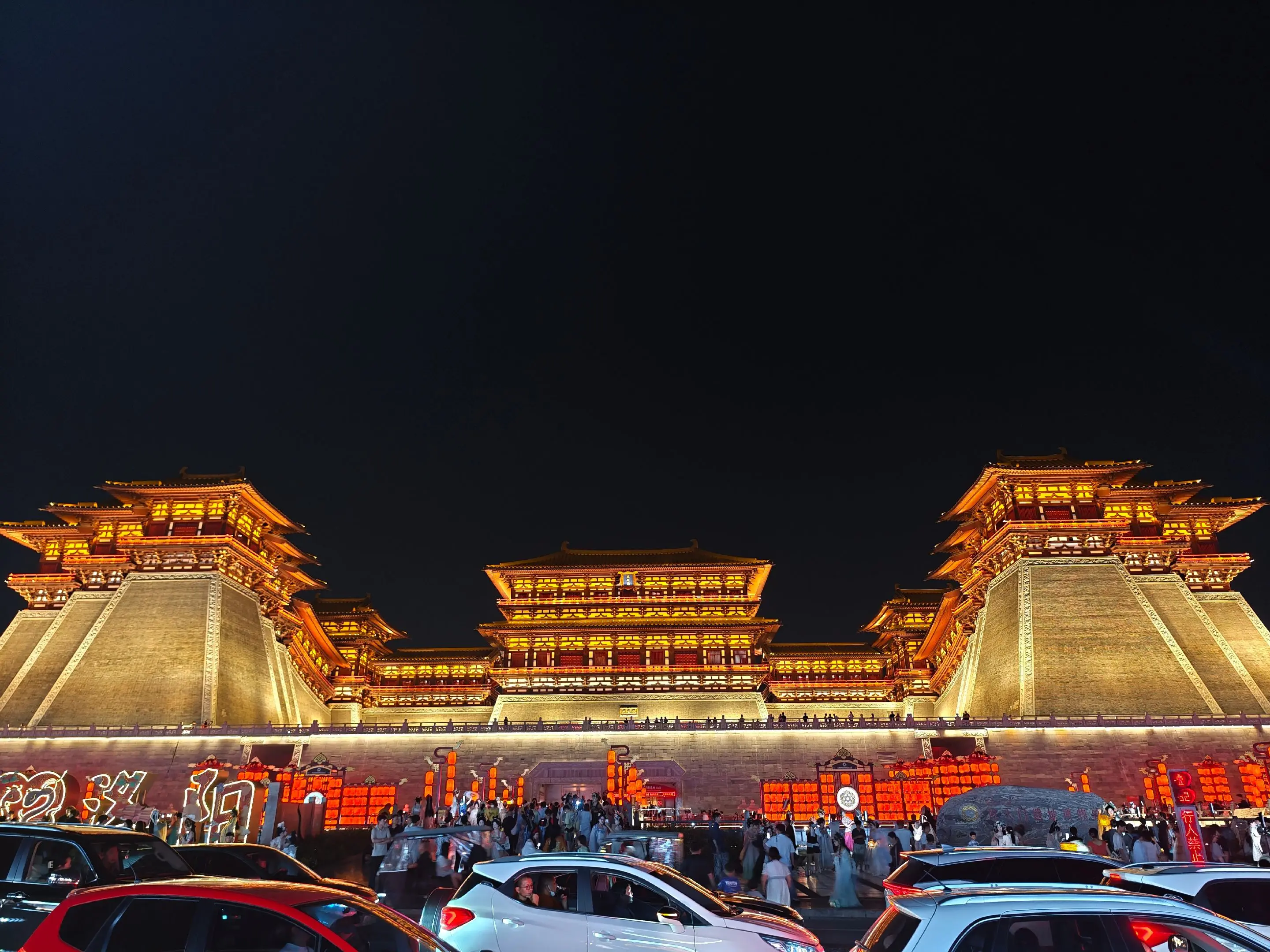 洛阳应天门丽景门。快4年没来洛阳了。变化最大的就是人好多，且全是穿汉服...