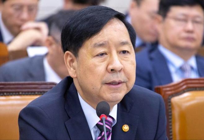 根据《首尔经济日报》报道，韩国财长表示，我感到非常震惊，中国半导体的发展速度已经