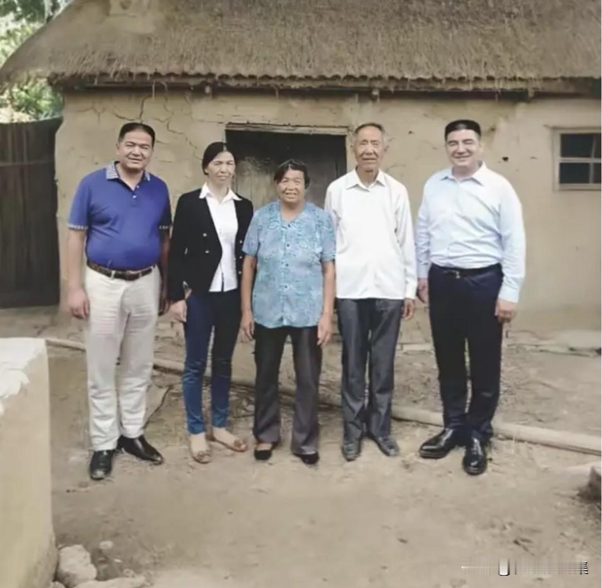 2020年，陈光标与家人在江苏泗洪老家老屋前的温馨瞬间。照片中，陈光标与父母、弟