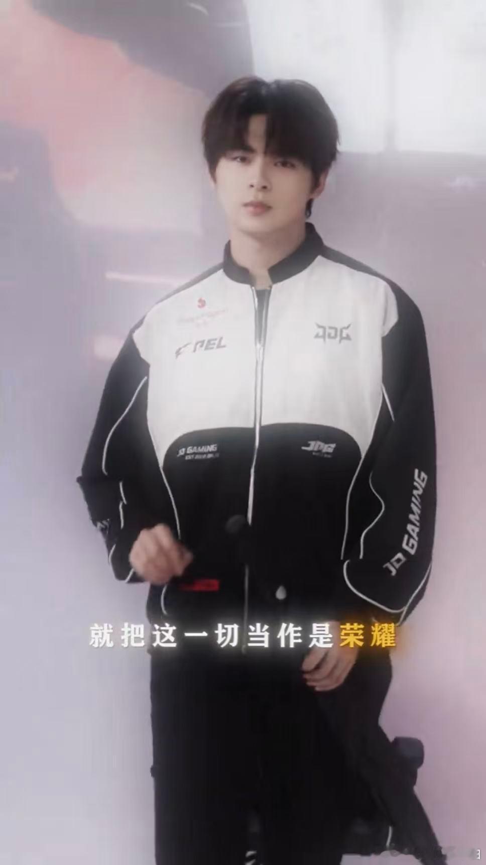 伞兵cos君莫笑 千机伞亮相瞬间氛围感爆棚，伞兵这次的cos太出彩，重温全职荣耀