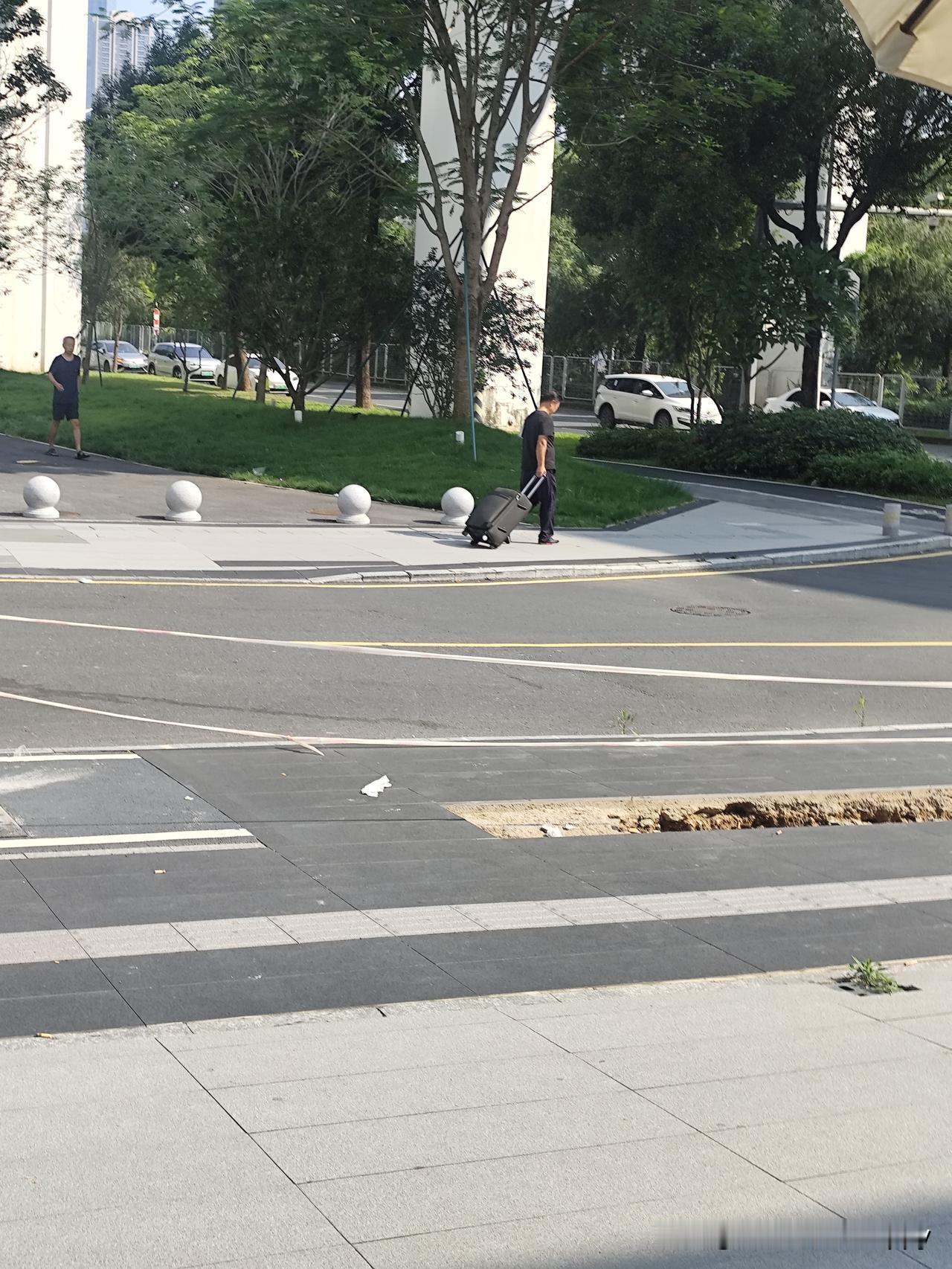 这个大哥在旁边饭店做了两个多月，老板我无缘无故就换人，而且一分钱也没有拿到，现在