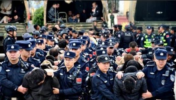 中国人容易被电诈盯上是有原因的，一位越南人告诉我：一个14亿人口的大国，几乎没黑