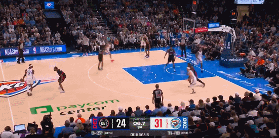 怎么你也学会甩锅啦
今天雷霆VS活塞的东西部榜首大战中第一节的最后一攻，联盟第一