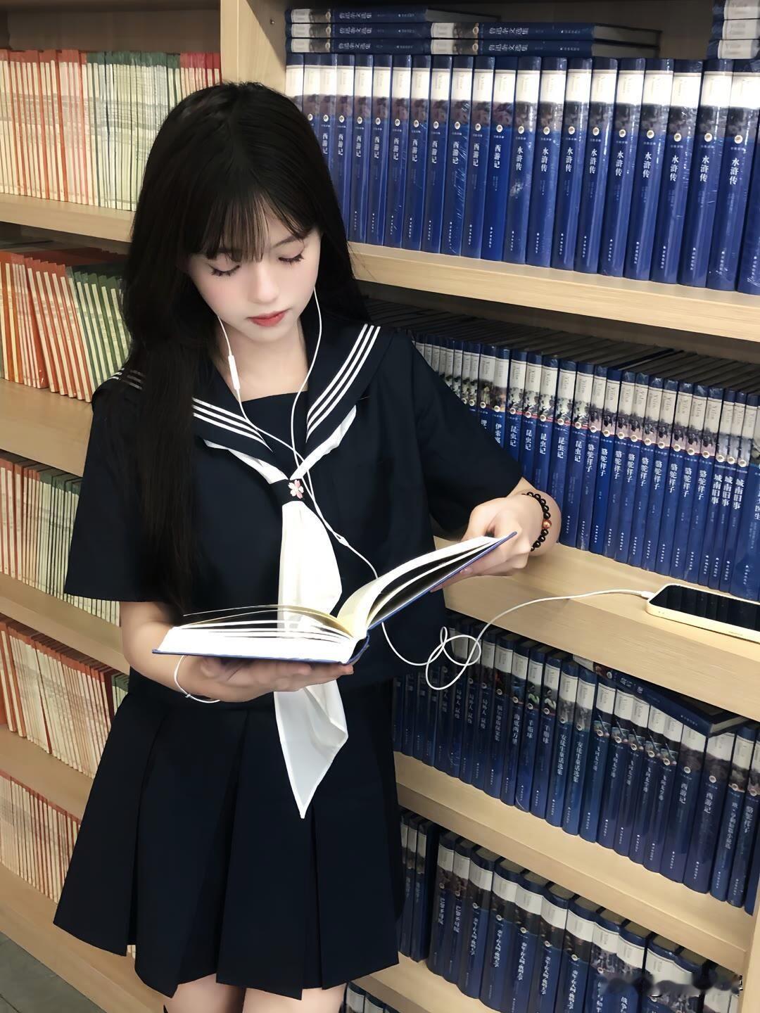 沉浸在书海中的少女，享受阅读的宁静时光。📖🎧书香少女照 看书入迷的孩子
