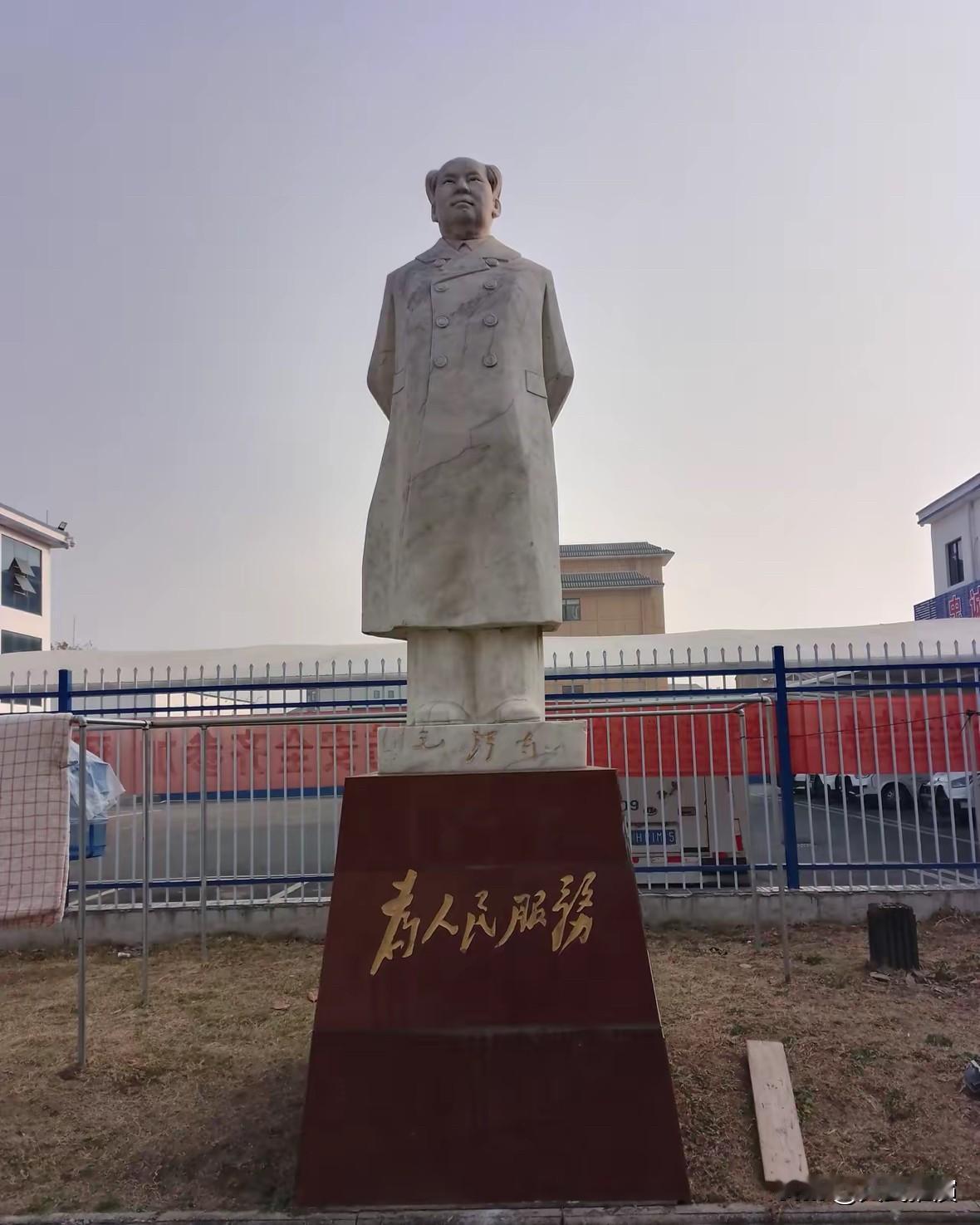 还是有很多人冒着风险去保卫毛主席塑像的

真的太让人感动了！我们小区附近，就有一