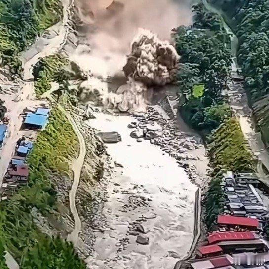 尼泊尔民众拍下山洪吞没建筑过程尼泊尔泥石流灾害令人痛心，1290条生命逝去，救援