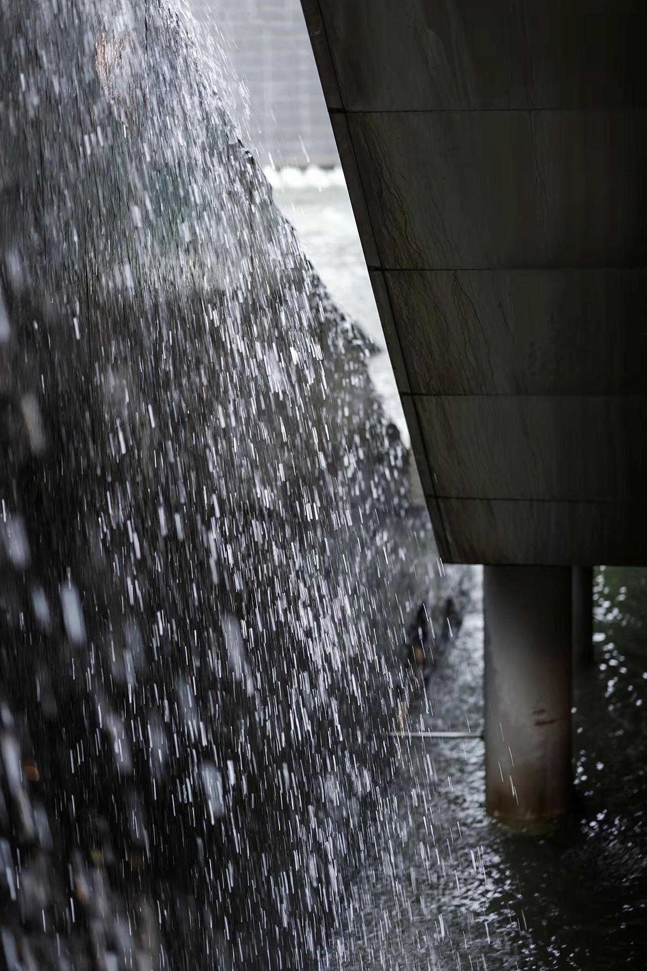 暴雨里，大家都有各自的节奏…暴雨中的街头，每个人都踩着自己的节拍往前走。街头雨中