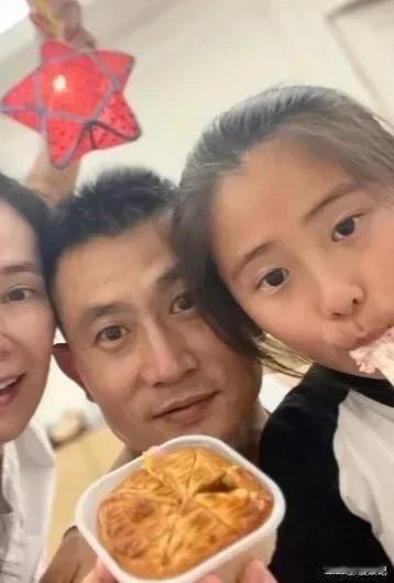 郭羡妮年轻时的颜值，貌美如花，而她的感情经历也是非常的精彩，因此很多人都以为她至