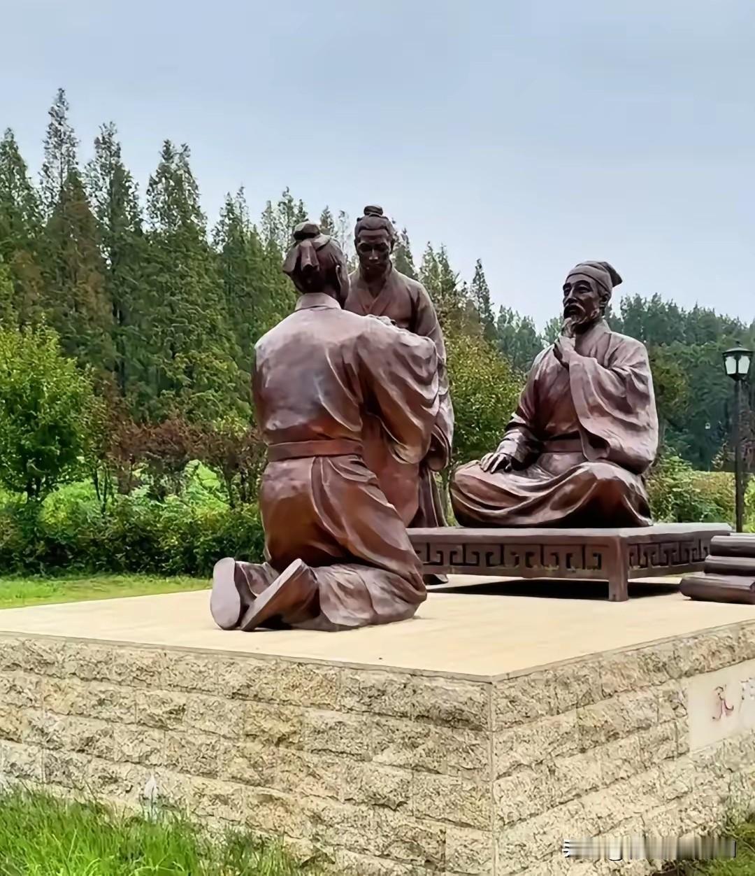 诸葛亮说，臣本布衣，躬耕于南阳。
襄阳人怀恨在心，让他跪在襄阳