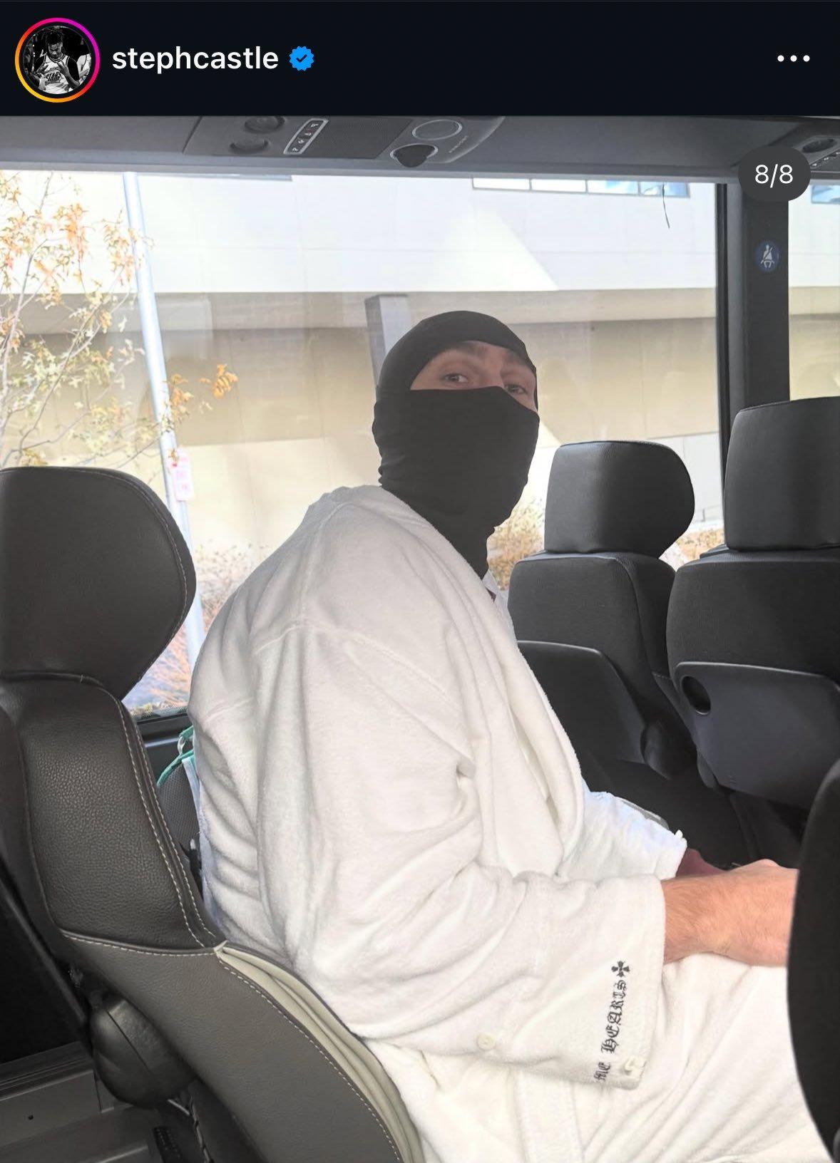 ▲卡斯尔给队友科内特送了黑色头套当圣诞礼物 