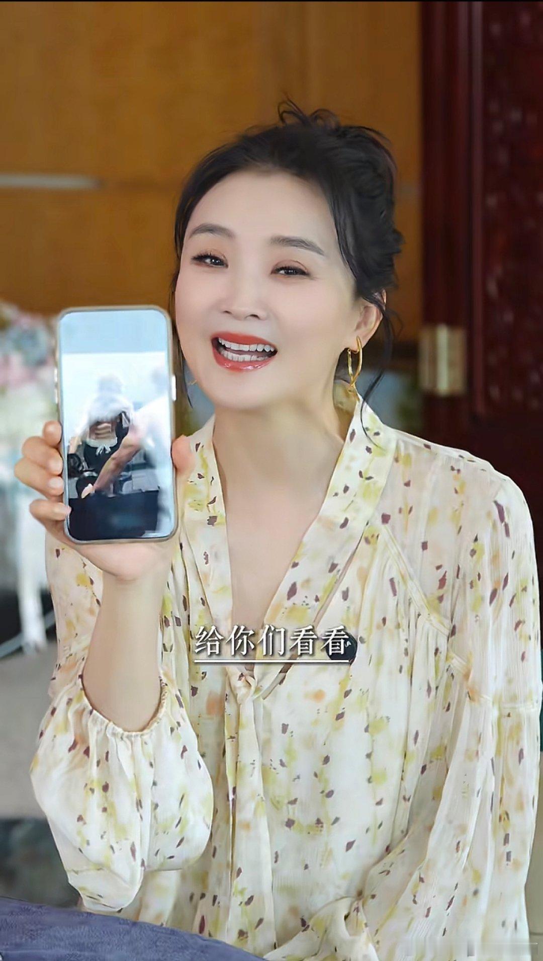 王艳晒19岁儿子健身照王艳晒的 19 岁儿子球球健身照，黄发造型超吸睛，赤膊展示
