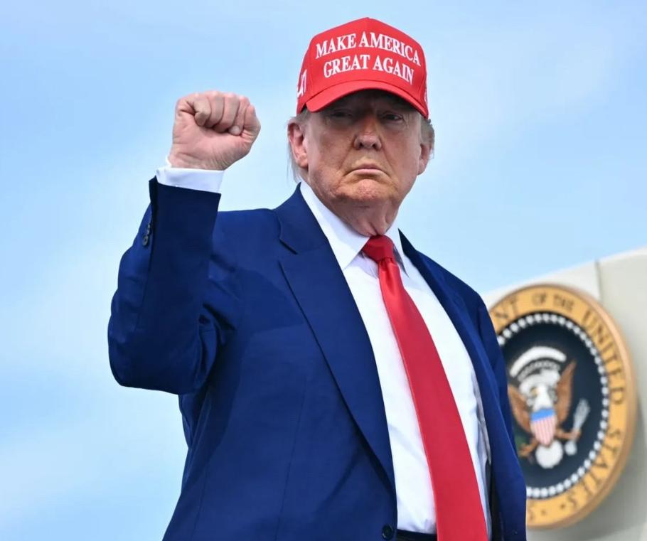 12 月 8 日，特朗普突然抛出重磅消息：允许英伟达向中国 “经批准客户” 出售