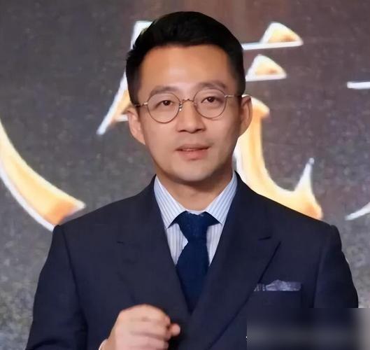 张兰还在直播间美滋滋地举着手机全网秀孙子，汪小菲一盆冰水直接泼亲妈脸上，几万看客