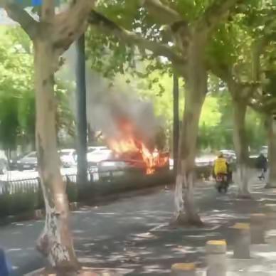 7月25日，一则新车自燃后厂家第一时间撬车标的消息登上了微博热搜。涉事厂家为北汽