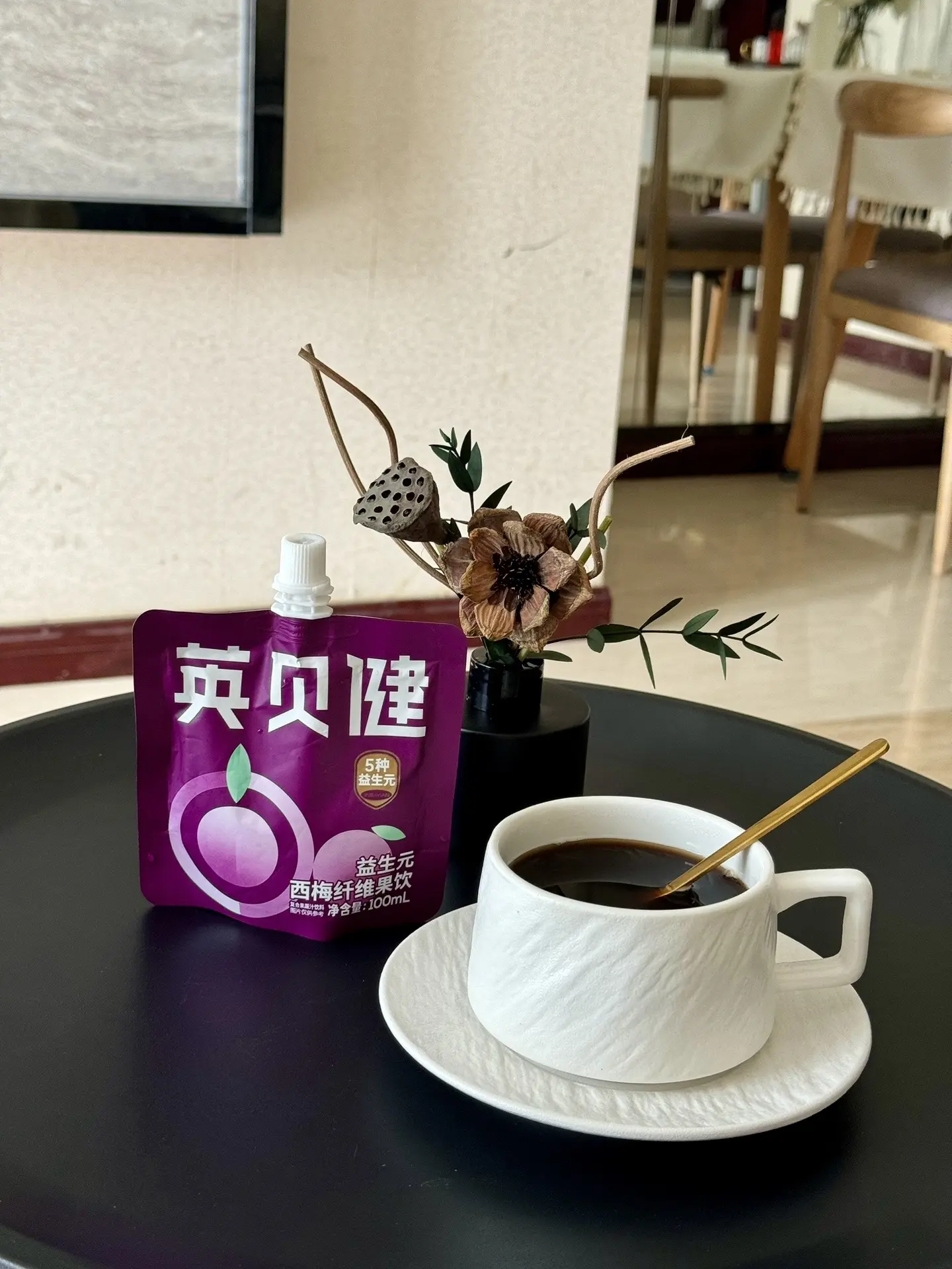 直至有一天   我听见风声回头那一刻 
那颗子弹正中眉心
我才明白 年少时我打出的 并不是空枪