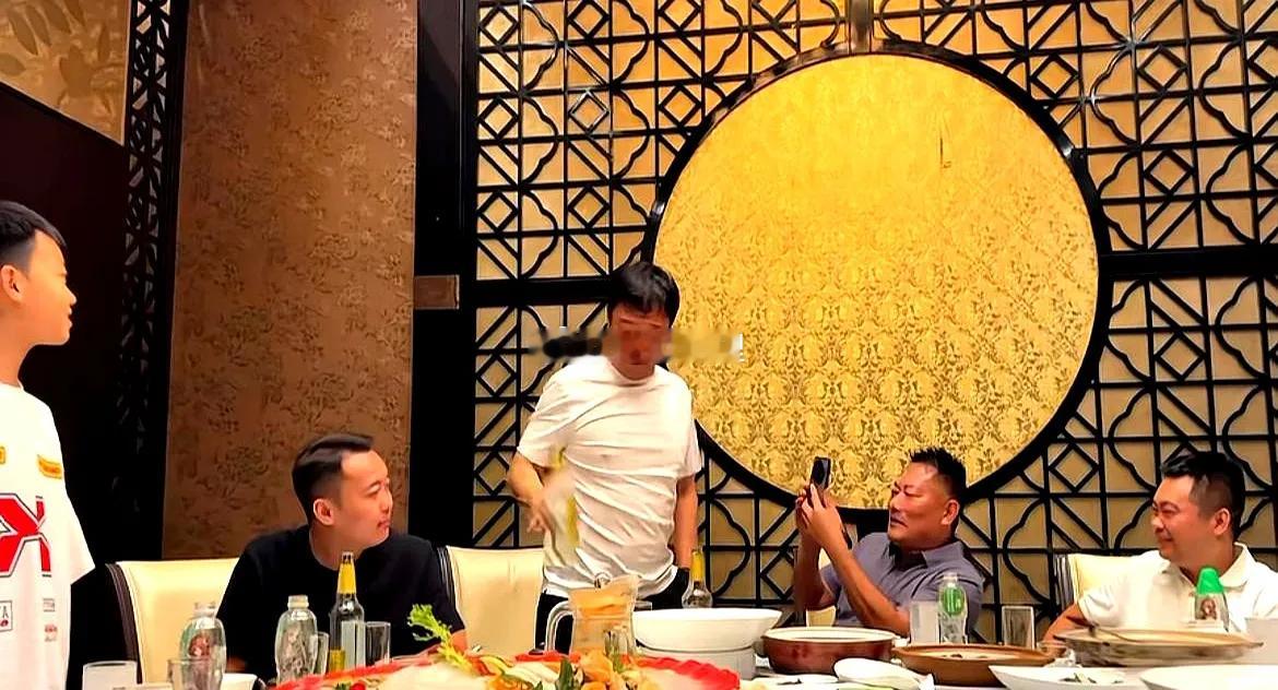 贾冰饭局被偷拍，观察了一下面相，感觉有些别扭，我是蛮喜欢他的，但是干这行理智又告