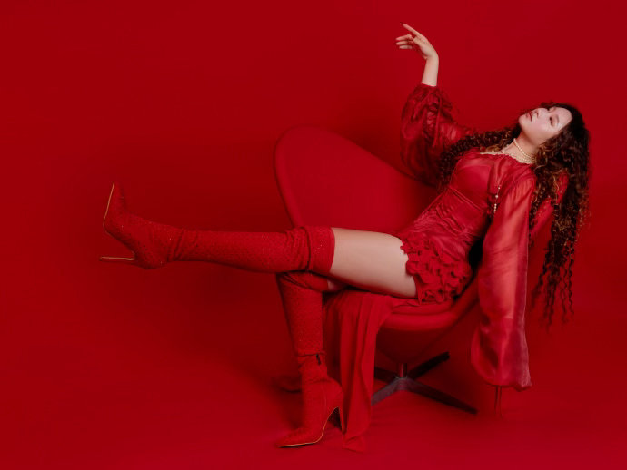 马思纯主动帮锤娜丽莎宣传新专辑什么是神仙友谊？就是你在台上闪闪发光，我在台下为你