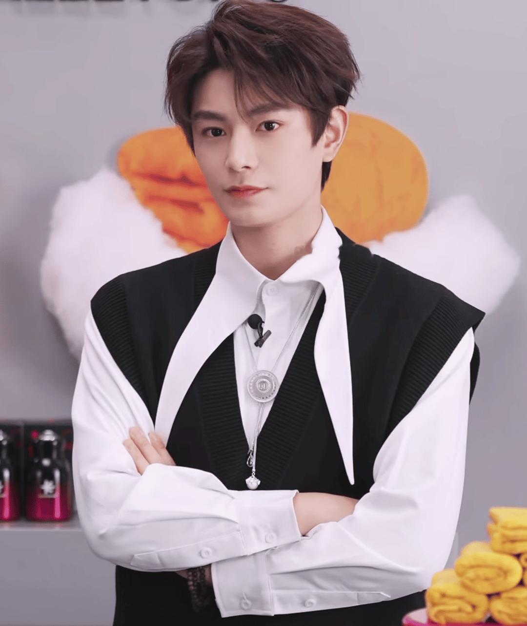 今晚丁禹兮直播状态动图来了！真的好帅呀！