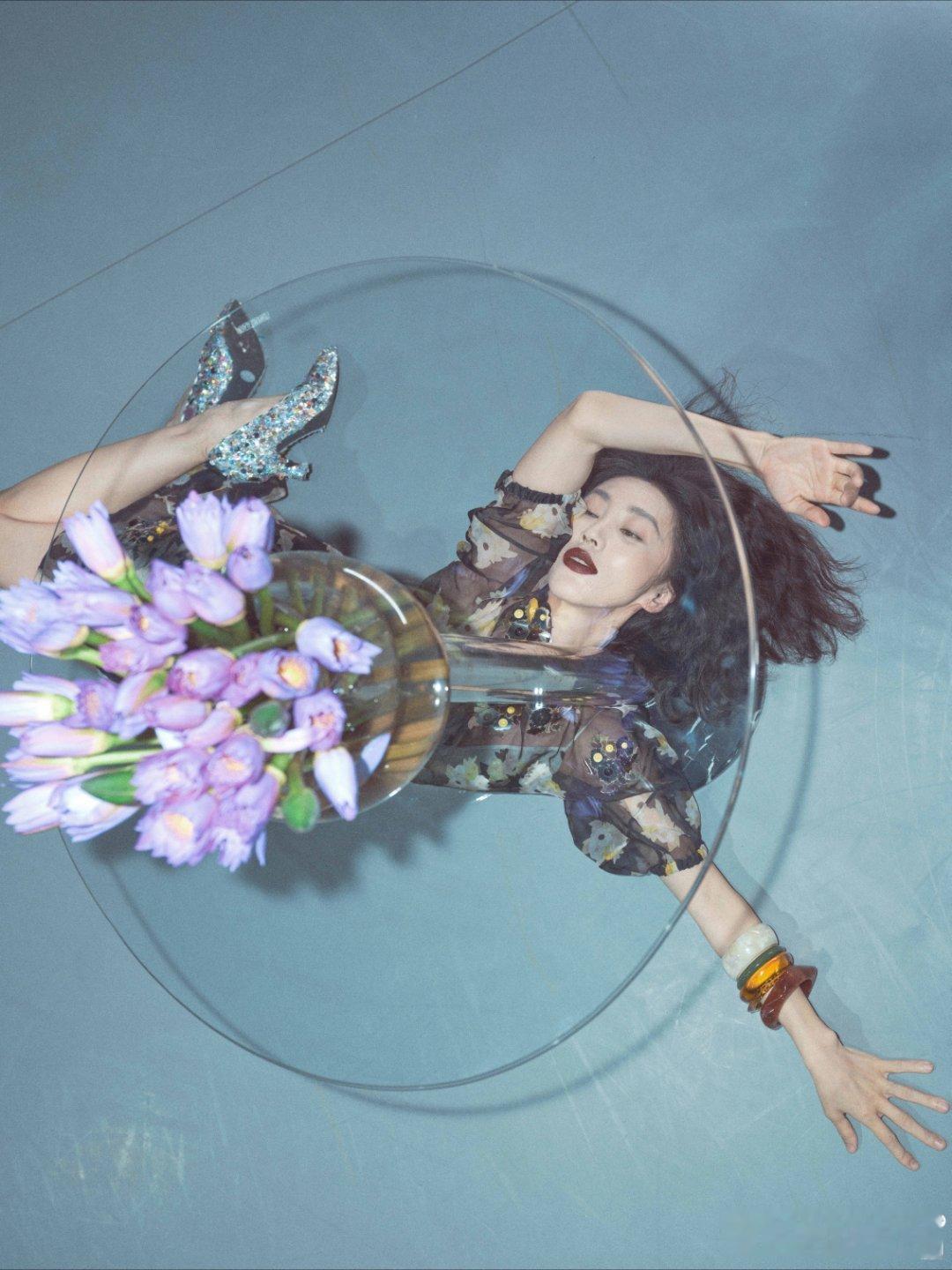 她在夏夜起舞时装FUNtasticwomen谢欣以肢体为笔，在舞台上书写夏夜的狂