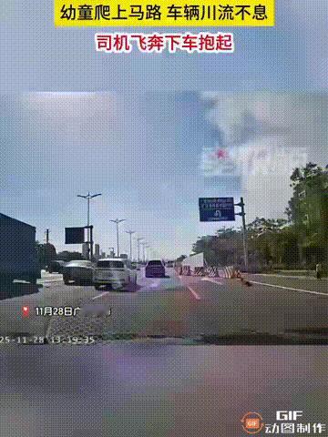 广东珠海一名男子开车回家时，突然从路边爬出一个宝宝，这个宝宝还不会走路，只能爬着