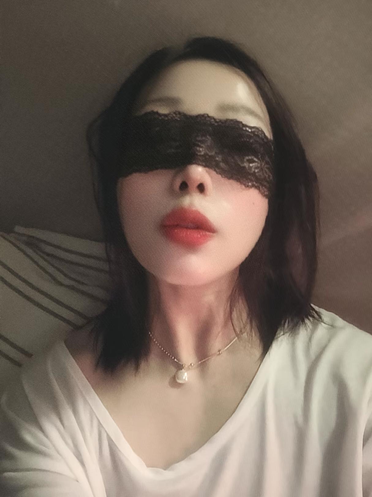 什么样的女人吸引男人？很多人觉得是脸和身材，毕竟大街上颜值高、身材好的女性，总能