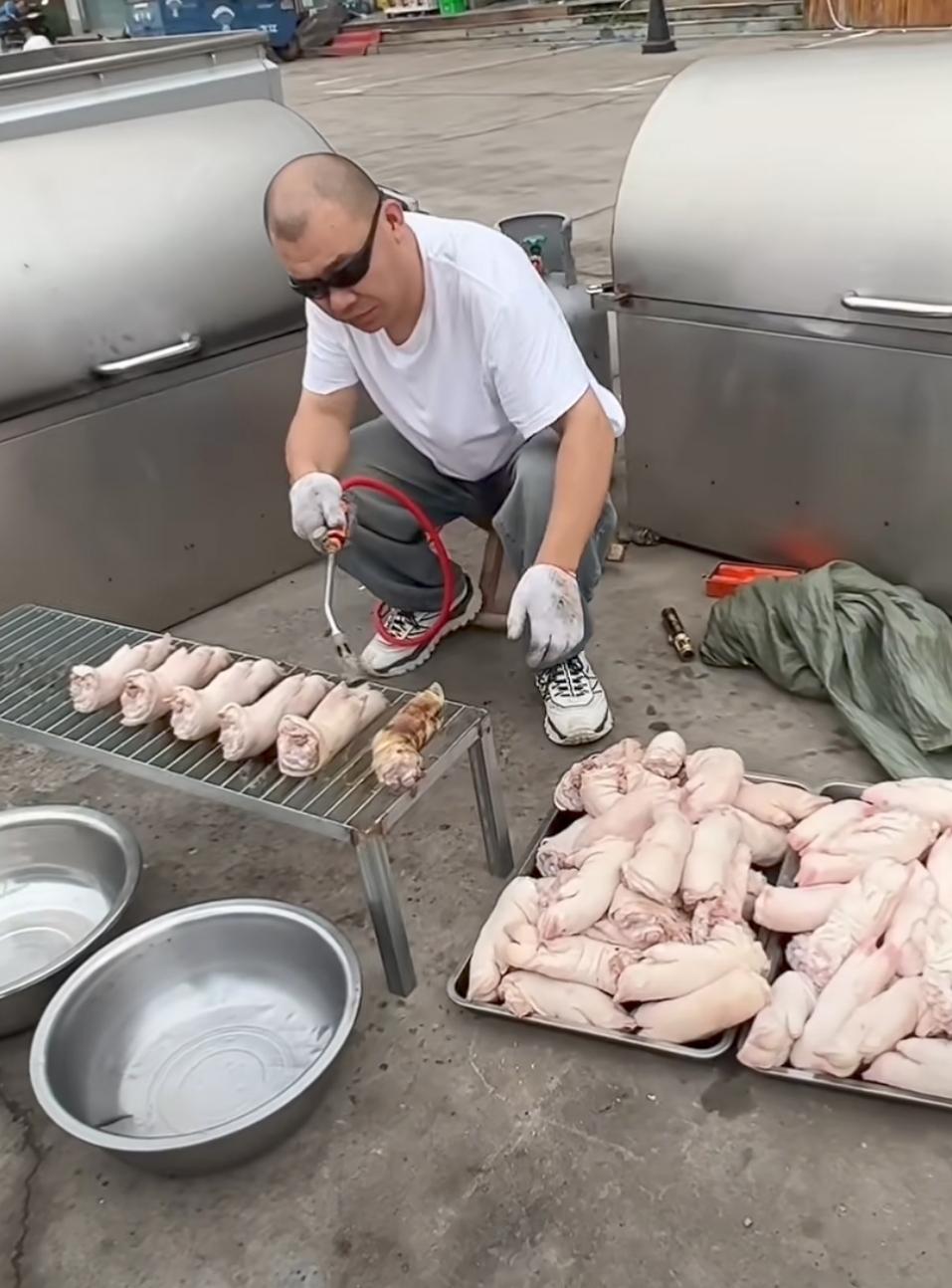 在锦州街头看到的一幕，喷火烤猪蹄这个倒不稀奇，主要是这位大哥看着怎么这么眼熟呢？