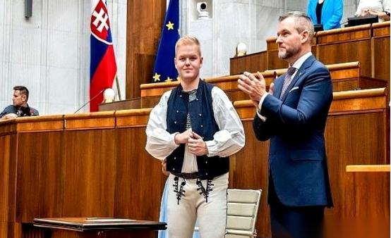 斯洛伐克，一个你可能在地图上都要找半天的欧洲国家，突然站出来，指着日本的鼻子开骂