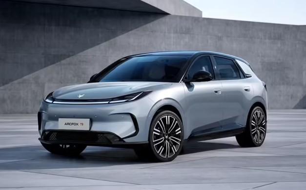 北汽极狐全新小型纯电SUV—T1亮相。
前脸：造型是真不错，前脸很年轻运动，配备