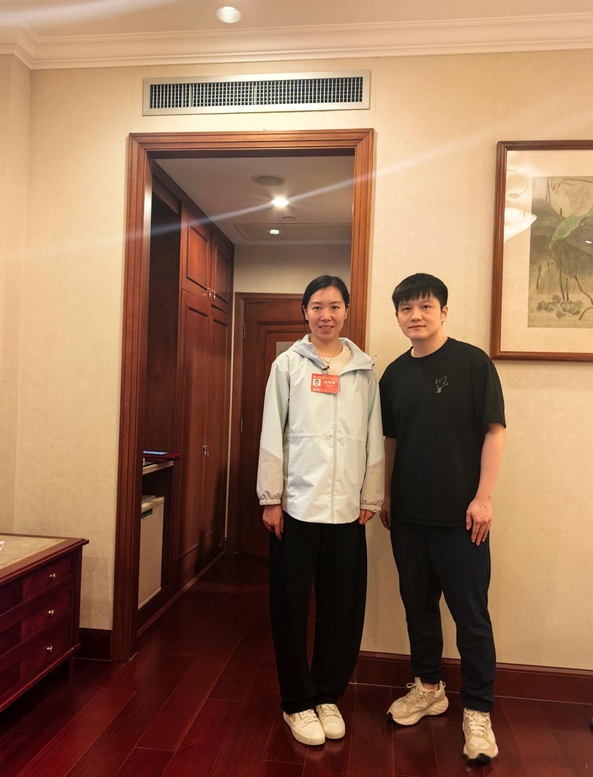 手贴裤缝的乖宝樊振东穿奥运领奖服戴奖章 ​​​