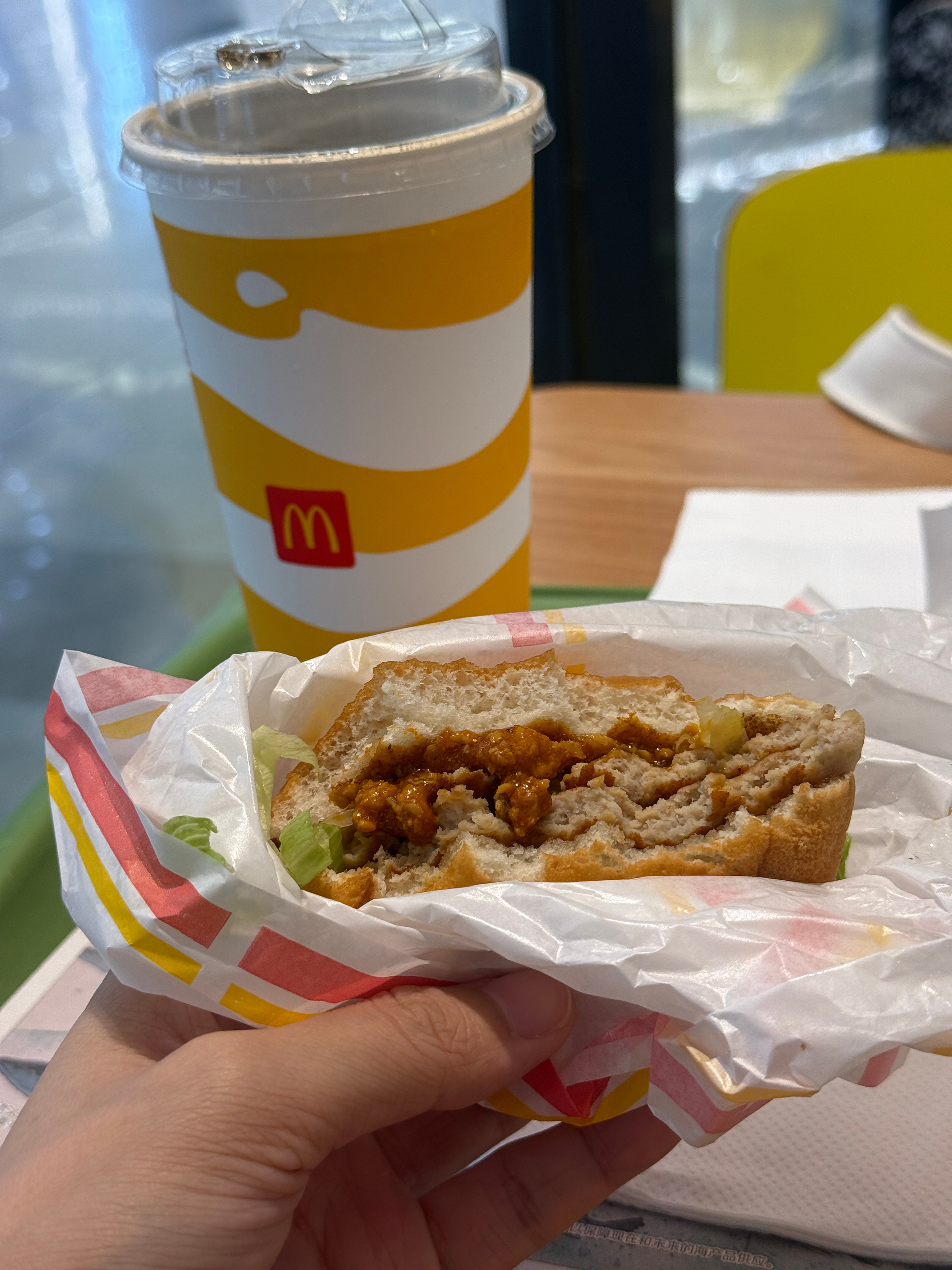 世界上对麦辣鸡腿堡最专一之人也是非我莫属了吧迈出舒适区浅尝了一下麦麦的新品炭烤猪
