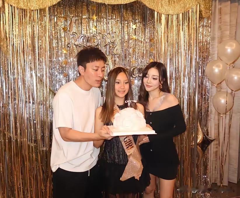 贾乃亮离婚好些年了，他的女儿甜馨小时候他就常晒视频，她女儿幼时的模样令人格外疼惜