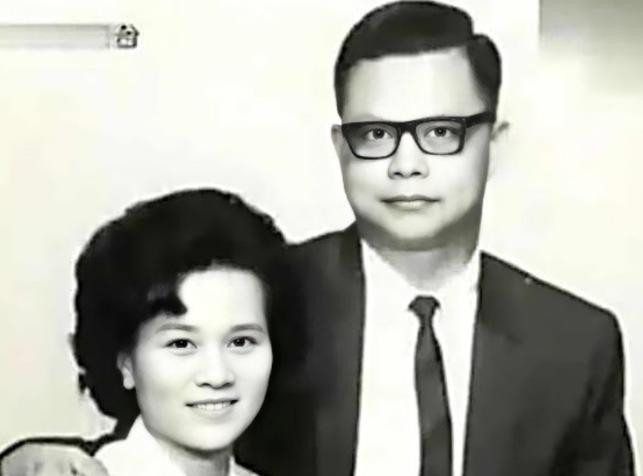 1957年，曾宪梓正在全力备战高考。当时他和同班的恋人感情稳定，可女孩突然查出肺