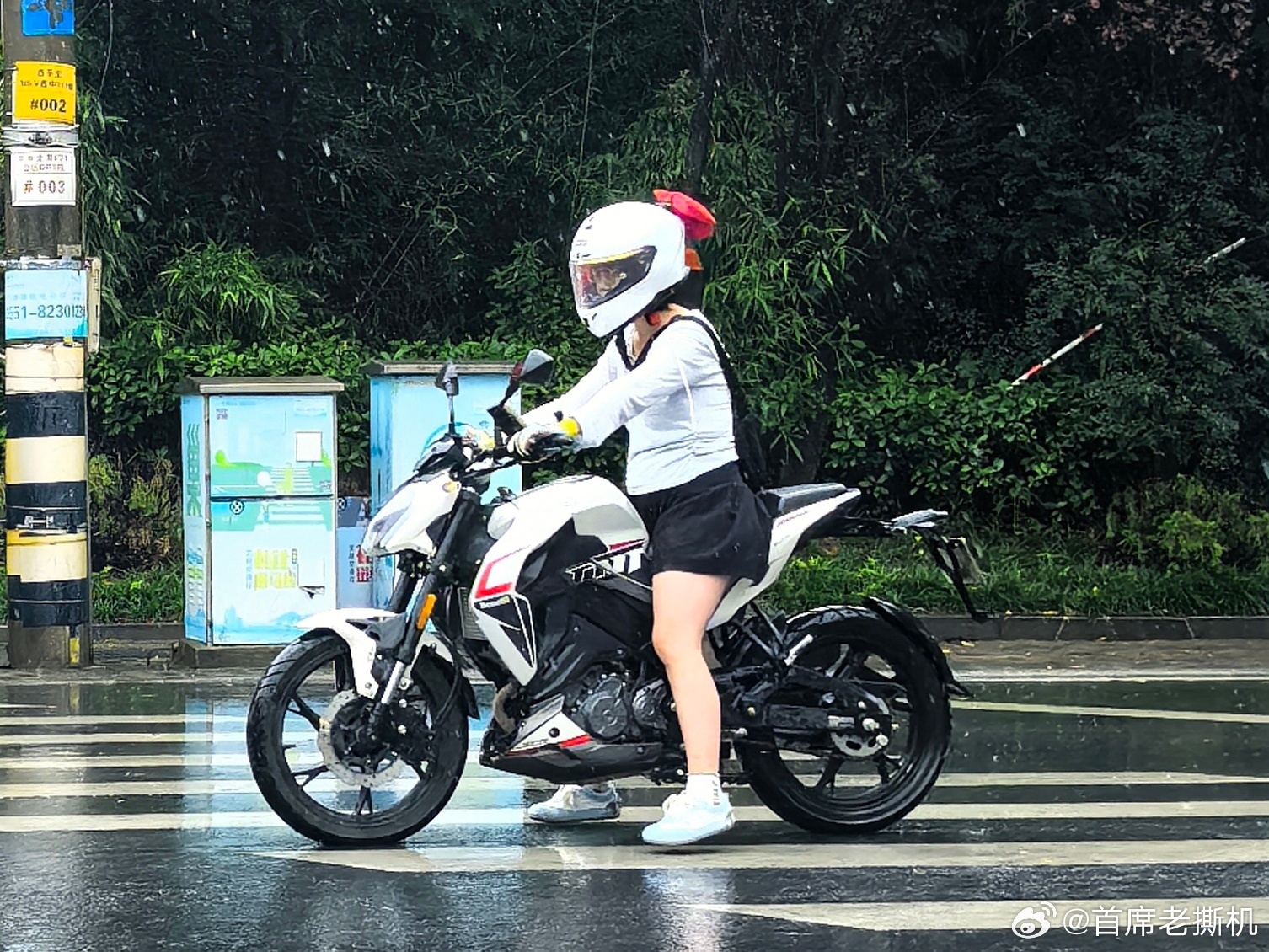 白海豚 这小姐姐，也是让人佩服，台风天还不忘骑车出行！ 