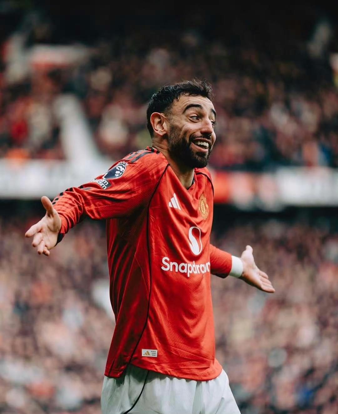 曼联击败小蜜蜂，基本锁定欧冠名额了。本赛季红魔做的最正确的两件事，一是留住了B费