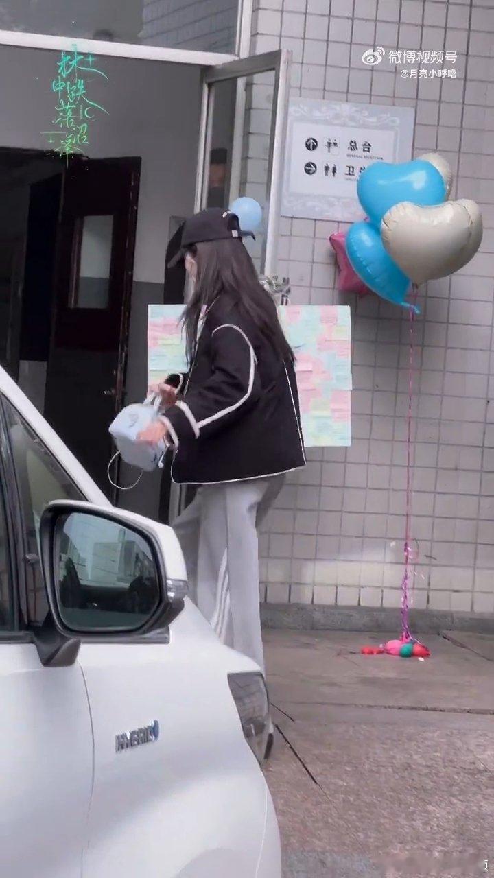 情人节限定福利！白鹿比心后害羞一笑，粉丝这波真的赢麻了！ 