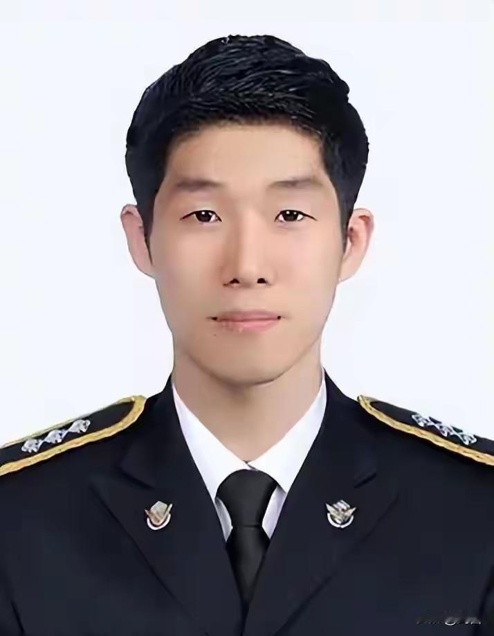 英雄生于小国，非君子之过也。
9月11日，韩国一名海警队员为了救助中国的一位老人