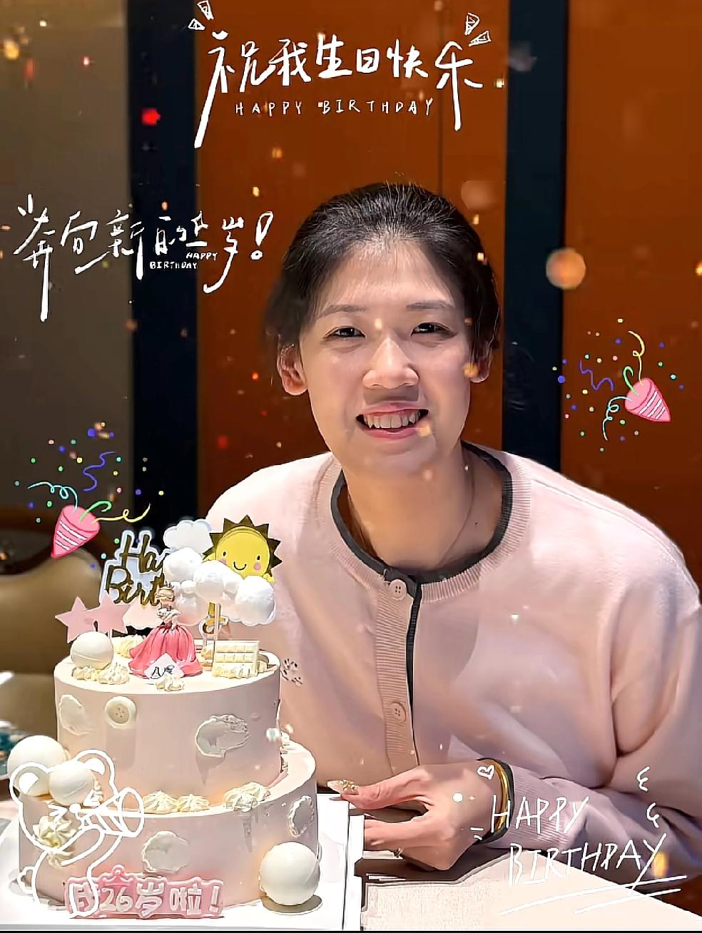 李盈莹晒出26岁生日照片！今天是大年初三，也是天津女排的主攻手李盈莹的26岁生日