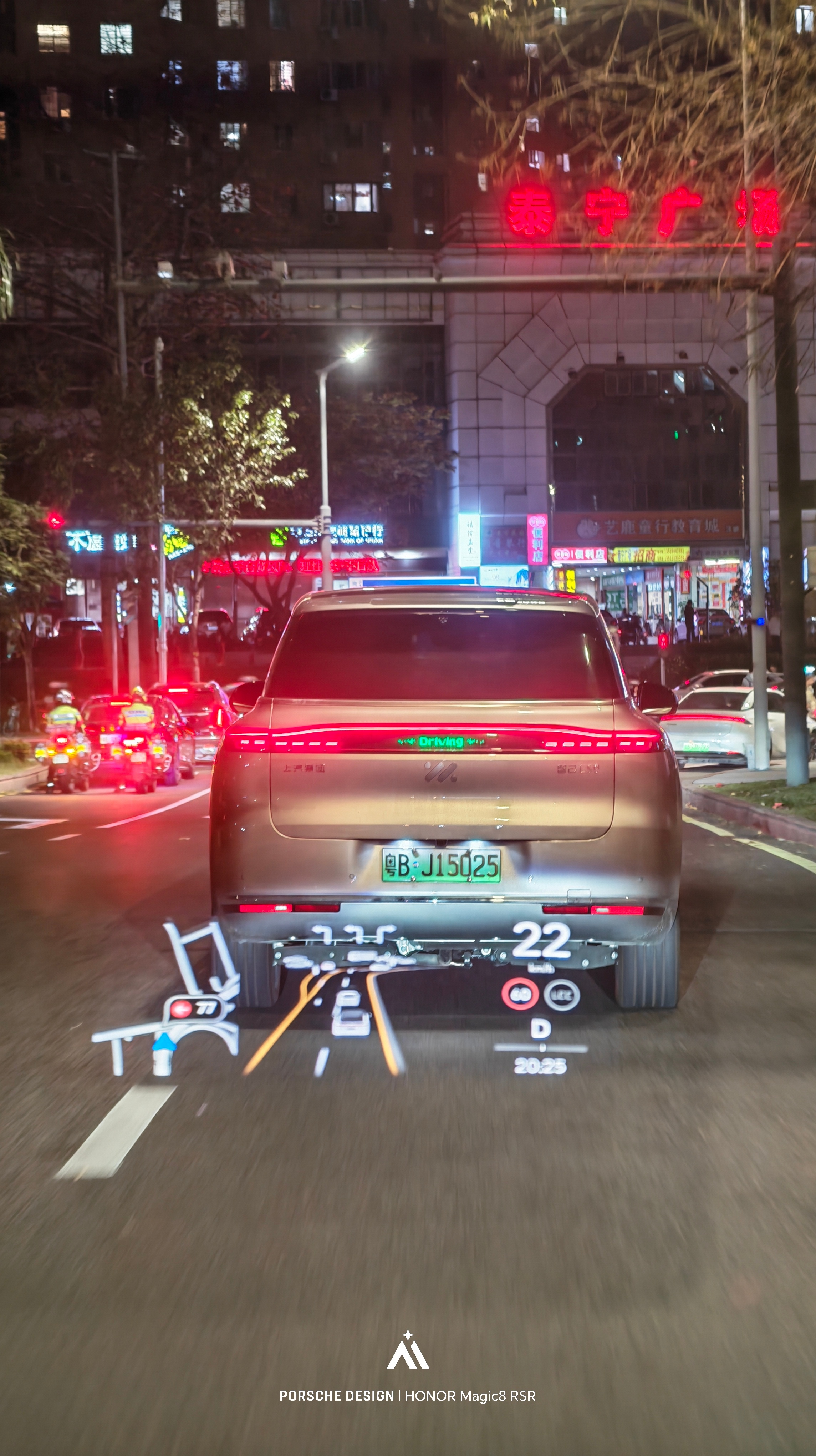 银色依然是我最喜欢的颜色，据说这个可定制的尾灯，要取消了？不会吧，我觉得情绪价值