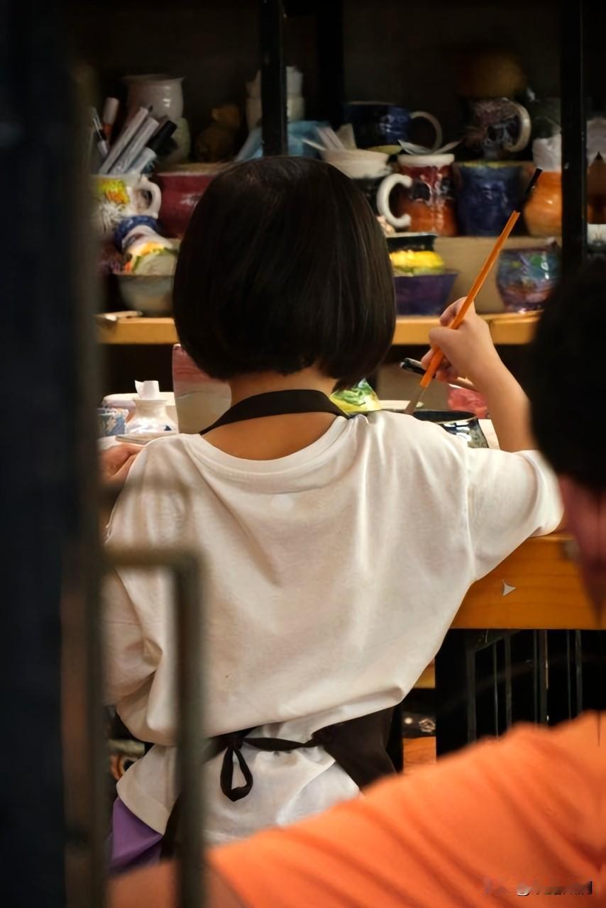广东小女孩到小姨家做客，端着饭碗始终不敢抬头。
她只夹面前那盘肥肉，小声说"腻"