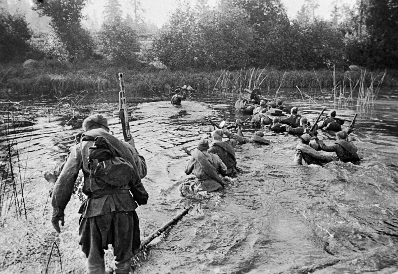 1943年，西北方面军，苏联红军战士在的进攻中强渡一处水域障碍。画面近处的战士举