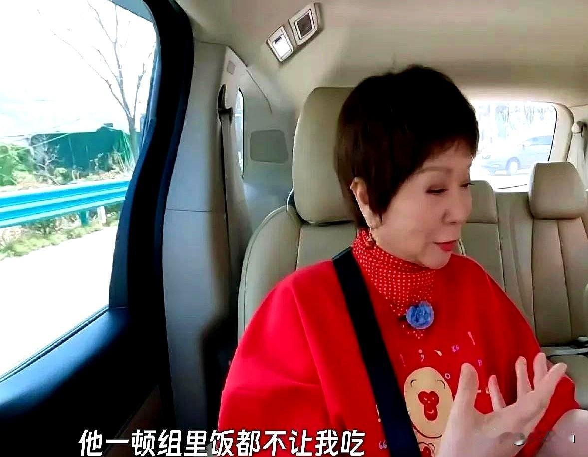 一档节目中，导演问蔡明：“贾冰老师您熟吗？”蔡明翻了个白眼：“他是我儿子，你说我