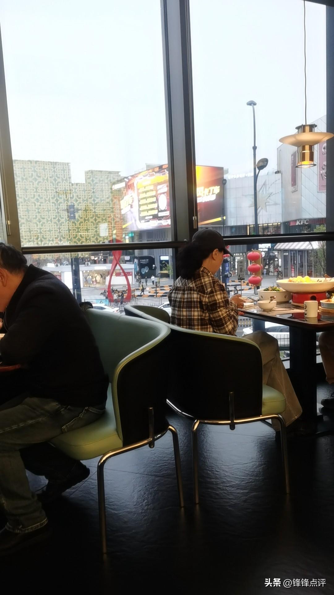 陈光标说，很多人劝他低调！
他反问，我为什么要低调？我没有偷税漏税，没有坑蒙拐骗
