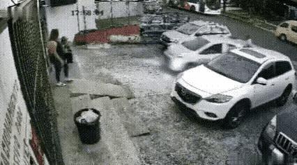 白车司机疯了吧，这是和谁有仇吗，一次一次的撞击，倒车的时候还撞到后面车，不管不顾